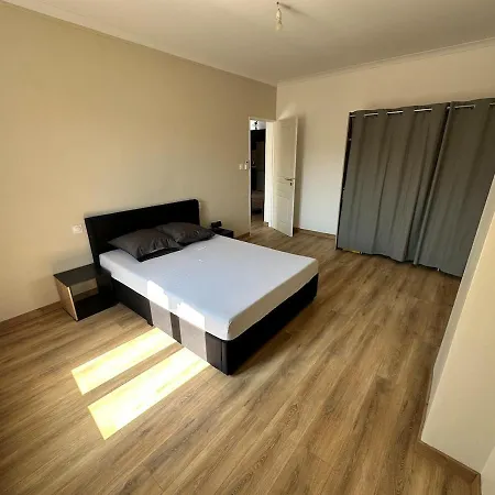 شقة Large Renovated In The Heart Of بزييه